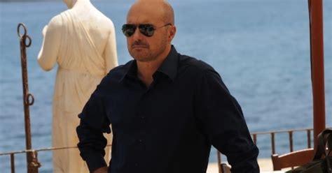 replica commissario montalbano su quale canale